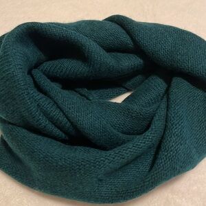 Eddie Bauer thick knit infinity scarf w/slight curled edges, deep green